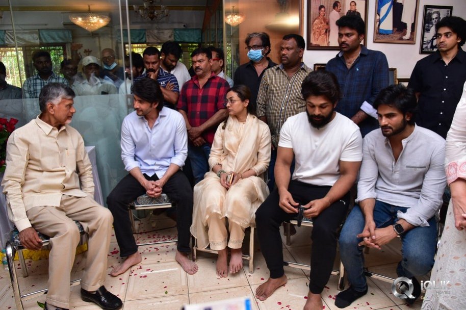 Celebrities-pay-homage-to-superstar-Krishna